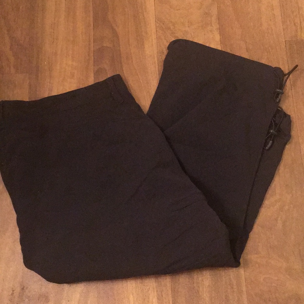Athletic material black capris
